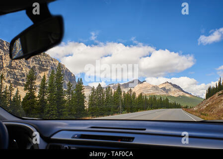 Kanada, Alberta, Jasper National Park Banff National Park, Icefields Parkway, Straße und Landschaft durch Windschutzscheibe Stockfoto