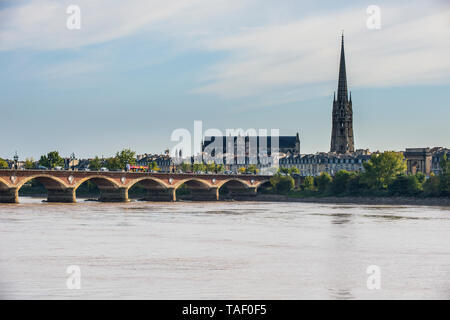 Frankreich, Bordeaux, Pont de Pierre Brücke mit den Basiclica St. Michael im Hintergrund Stockfoto