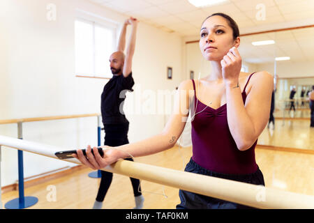 Tanzende paar Aufwärmen im Ballett studio Stockfoto