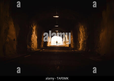 Norwegen, Lofoten, Maervoll, Silhouette der Mann am Ende eines Tunnels Stockfoto