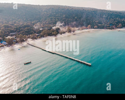 Birds Eye drone Luftaufnahme von einzelnen Pier in kristallklarem blauen Meer auf der abgeschiedenen Strand auf Kambodschanischen Insel Koh Rong an sonnigen Sommertagen Stockfoto