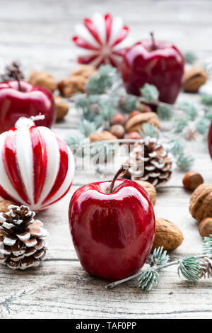 Weihnachten Äpfel, Walnüsse, Haselnüsse und Weihnachten Dekoration auf Holz Stockfoto