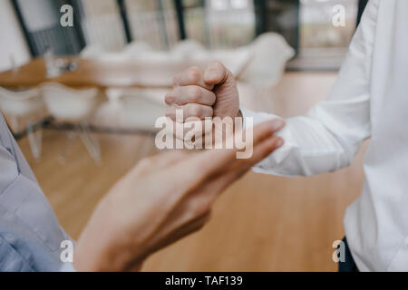 Business Seminarraum descisions, spielen Schere Papier Stein Stockfoto