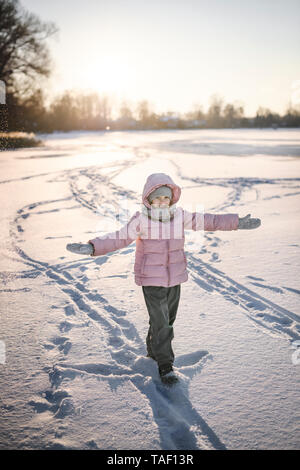 Portrait von kleinen Mädchen stehen auf Schnee Stockfoto