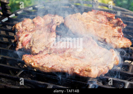 Schweinekoteletts am Grill zubereitet, in der Nähe Stockfoto