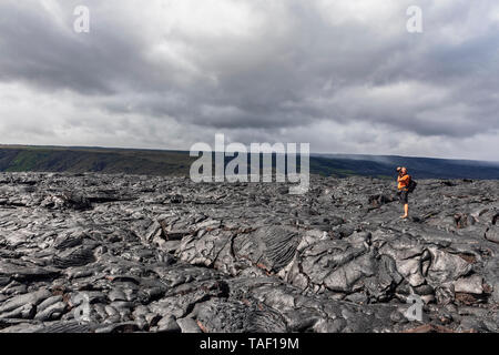 USA, Hawaii, Big Island, Volcanoes National Park, Fotograf auf Lava Feld entlang der Kette der Krater Road Stockfoto