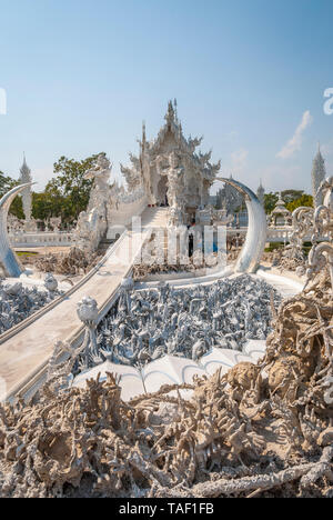 Chiang Rai, Thailand - Feb 2016: Detail der Hände in Chiang Rai weiße Tempel - Wat Rong Khun an einem sonnigen Tag. Stockfoto