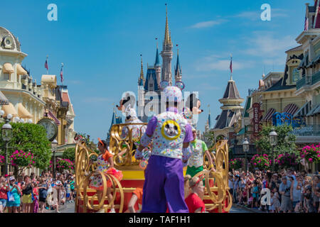 Orlando, Florida. Mai 16, 2019. Orlando, Florida. April 02, 2019. Mickey und Minnie Überraschung Feier Parade auf hellblau Himmel Hintergrund am Walt Stockfoto