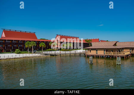 Orlando, Florida. Mai 16, 2019. Polynesian Resort Kabinen und Disney's Grand Floridian Resort & Spa auf Sonnenuntergang Hintergrund bei der Walt Disney World (1) Stockfoto