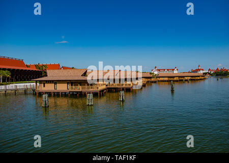 Orlando, Florida. Mai 16, 2019. Polynesian Resort Kabinen und Disney's Grand Floridian Resort & Spa auf Sonnenuntergang Hintergrund bei der Walt Disney World (2) Stockfoto