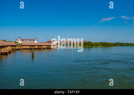 Orlando, Florida. Mai 16, 2019. Polynesian Resort Kabinen und Disney's Grand Floridian Resort & Spa auf Sonnenuntergang Hintergrund bei der Walt Disney World (3) Stockfoto