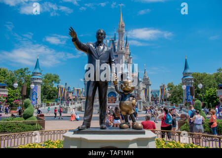 Orlando, Florida. Mai 16, 2019. Anzeigen von Partnern Statue diese Statue von Walt Disney und Mickey Mouse ist vor Cinderella Schloss in Ma positioniert Stockfoto