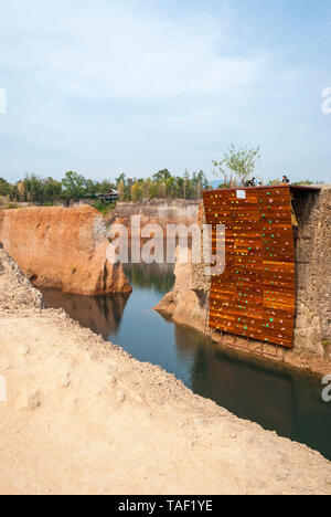 Kletterwand für freies Klettern über Wasser in Chiang Mai Canyon, Thailand Stockfoto