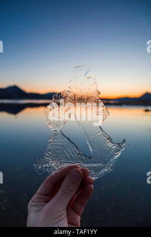 Norwegen, Lofoten, hand Mann mit dünnem Eis Stockfoto