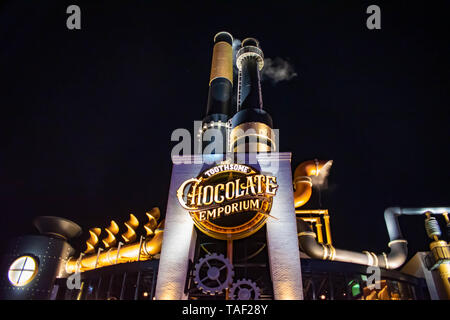 Orlando, Florida. 21. Mai 2019. Blick von oben auf die Chocolote Emporium Restaurant auf Nacht Hintergrund bei City Walk in Universal Studios Area. Stockfoto