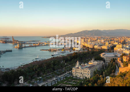 Spanien, Malaga, Blick auf den Hafen und das Rathaus von Sunrise Stockfoto