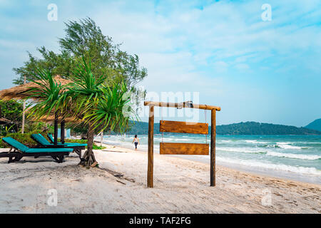 Holz- Schild am tropischen Strand. Ein Zeichen für den Namen des Hotels oder am Strand auf dem Hintergrund der wunderschönen Natur auf einer tropischen Insel. Stockfoto