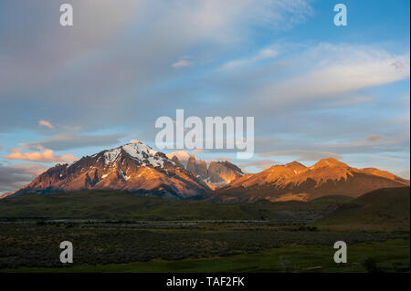 Chile, Patagonien, Torres del Paine Nationalpark, Bergwelt im Morgenlicht Stockfoto