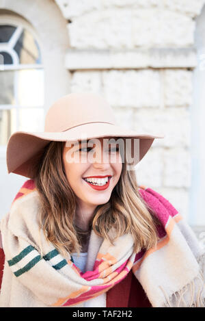 Porträt eines lächelnden stilvolle Frau trägt einen Schlapphut Stockfoto