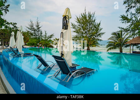 Schwimmbad von Luxury Holiday Hotel, wundervolle Aussicht. Entspannen Sie sich in der Nähe von Pool mit Handlauf, Sonnenliegen, Sonnenschirme und Liegestühle warten auf Touristen in Tropica Stockfoto