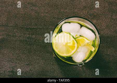 Alkoholfreien Cocktail mit grüner Zitrone und Eis - Ansicht von oben Stockfoto