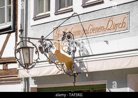 Innenzeichen "zum goldenen Hirsch" ('Goldener Deer') in der Coburger Altstadt Stockfoto