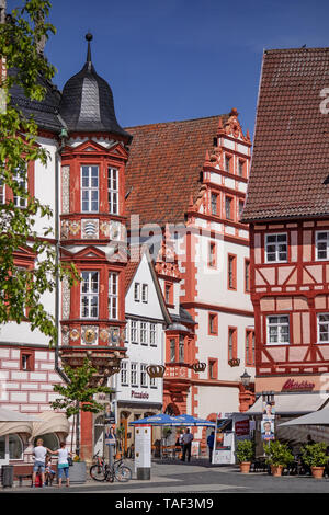 Blick vom Coburger Marktplatz in die Herrngasse mit bunten mittelalterlichen Fassaden Stockfoto