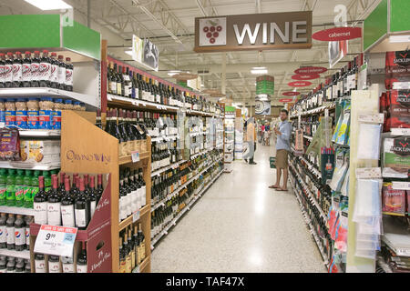 Fort Lauderdale, FL, 15.05.2019: Menschen sind Einkaufsmöglichkeiten in der Weinabteilung eines Publix Supermarkt. Stockfoto
