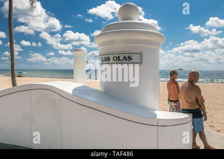 Fort Lauderdale, FL, 5/15/2019: zwei Männer unterhalten und stehen auf dem Strand über Las Olas Boulevard. Stockfoto