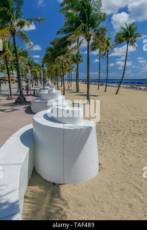 Dekorative weiße Barriere trennt eine Straße vom Strand von Fort Lauderdale. Stockfoto