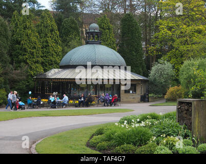 Besucher außerhalb der Magnesia und Cafe/Tee Zimmer in Valley Gardens, Harrogate, Yorkshire, England, Großbritannien sitzen. Stockfoto