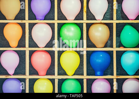 Kinder- Schießstand in der Amusement Park. Bunte Ballone sind Ziele in einem Schießstand. Stockfoto