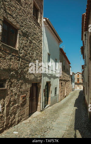 Alte Reihenhäuser mit Gips und stein Wand auf einer schmalen einsame Gasse in Belmonte. Geburtsort des Entdeckers Pedro CABRAL in Portugal. Stockfoto