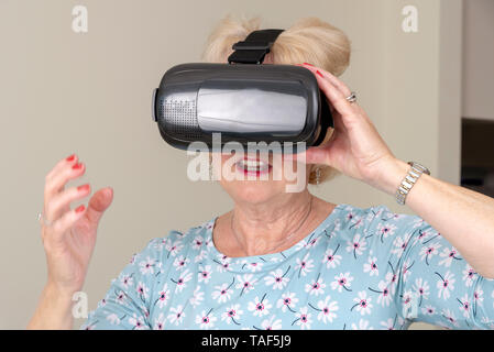 Portsmouth, UK, Mai 2019. Ältere Frau Spaß virtuelle Realität Schutzbrille tragen Stockfoto