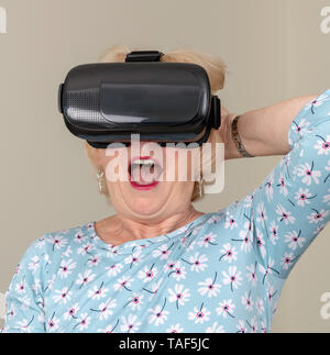 Portsmouth, UK, Mai 2019. Ältere Frau Spaß virtuelle Realität Schutzbrille tragen Stockfoto