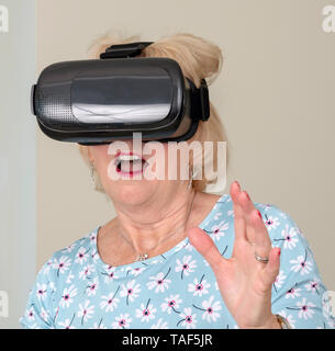 Portsmouth, UK, Mai 2019. Ältere Frau Spaß virtuelle Realität Schutzbrille tragen Stockfoto