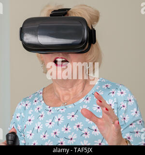 Portsmouth, UK, Mai 2019. Ältere Frau Spaß virtuelle Realität Schutzbrille tragen Stockfoto