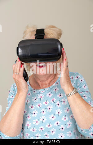 Portsmouth, UK, Mai 2019. Ältere Frau Spaß virtuelle Realität Schutzbrille tragen Stockfoto