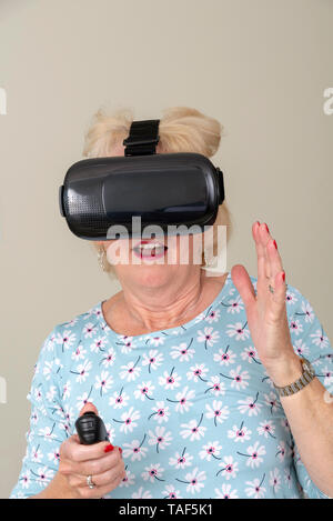 Portsmouth, UK, Mai 2019. Ältere Frau Spaß virtuelle Realität Schutzbrille tragen Stockfoto