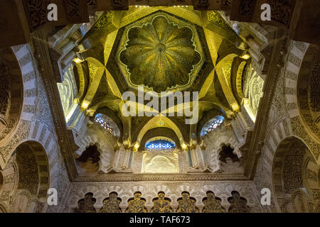 Dekorative Decke innerhalb einer Kuppel aus maurischen Moschee-Kathedrale von Córdoba, Córdoba, Region Andalusien, Spanien Stockfoto