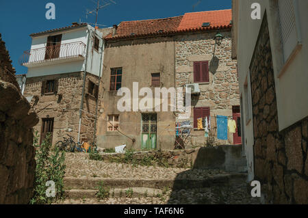 Einsame Gasse und abgenutzten alten Hausfassade mit Kleidung vor an Belmonte zu trocknen. Geburtsort des Entdeckers Pedro CABRAL in Portugal. Stockfoto