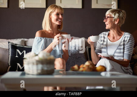 Ältere Frauen mit jungen Frau trinkt Kaffee und plaudern Stockfoto