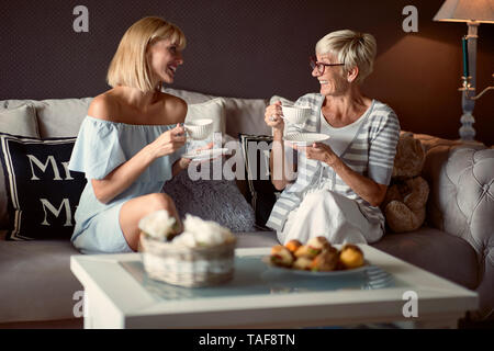 Kaffee Zeit mit der Mutter zu Hause Stockfoto