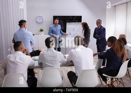 Gruppe von verschiedenen Geschäftsleute sitzen zusammen Hören auf die Präsentation in der Sitzung Stockfoto