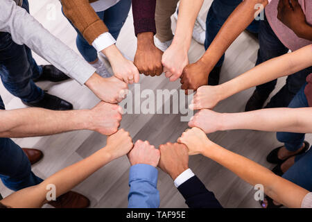 Eine Ansicht der multi-ethnischen Menschen Hand in seine Faust zu bilden Kreis Stockfoto