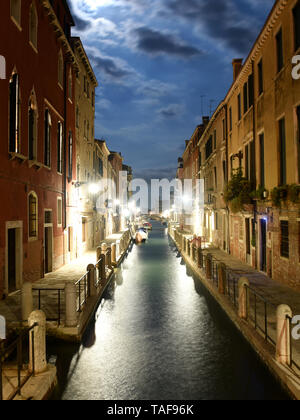 Venezianischen Kanal Rio de La Fornace in der Nacht in Venedig, Italien. Stockfoto