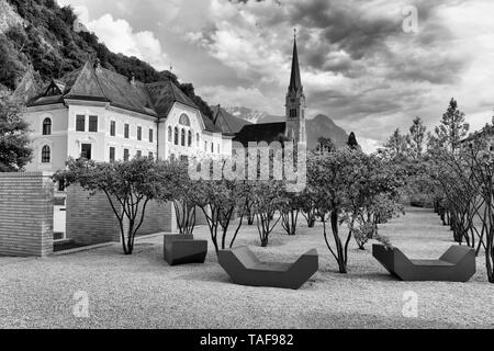 Vaduz, Liechtenstein. Alte Gebäude des Parlaments und Kathedrale St. Florin in Vaduz, Liechtenstein. Stockfoto