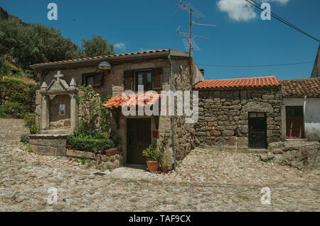 Gasse und charmante alte kleine Haus mit Stein Nische für Heiligen an einem sonnigen Tag in Belmonte. Geburtsort des Entdeckers Pedro CABRAL in Portugal. Stockfoto