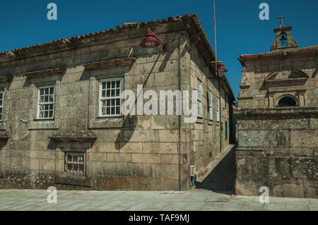 Schmale Gasse zwischen bezaubernden gotischen Gebäuden aus Stein und alten Mauern in Guarda. Das gut erhaltene mittelalterliche Stadt in der östlichen Portugal. Stockfoto