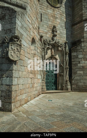 Hölzerne Tür und typische Stein Dekoration an der Fassade von Guarda Kathedrale. Das gut erhaltene mittelalterliche Stadt in der östlichen Portugal. Stockfoto